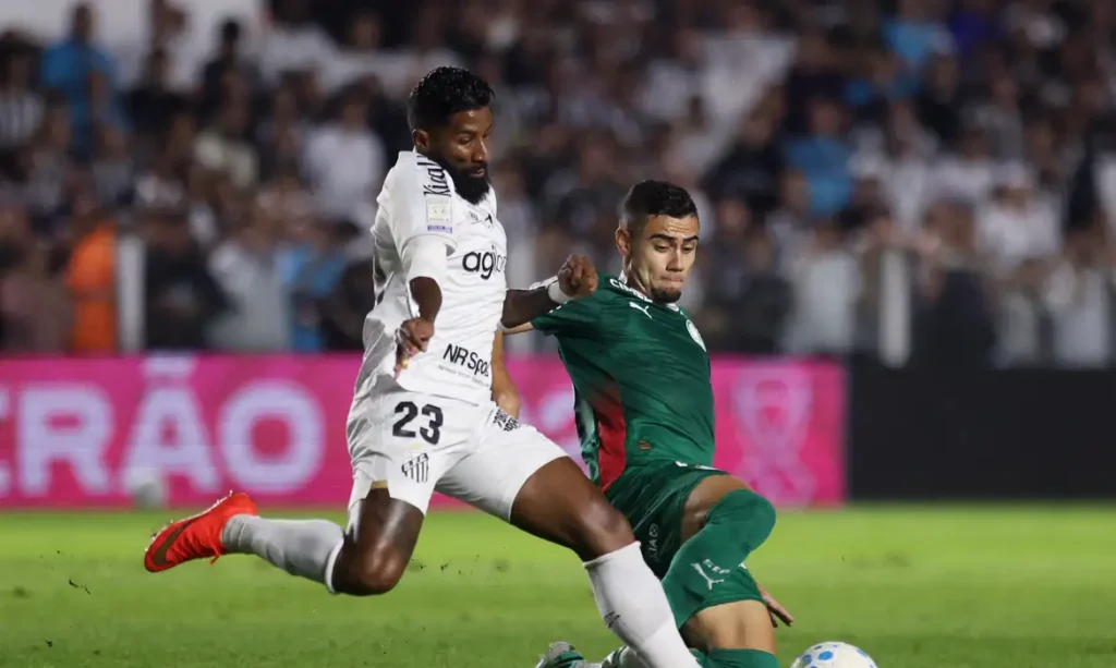 Soccer Football - Brasileiro Championship - Santos v Palmeiras - Estadio Urbano Caldeira, Santos, Brazil - October 28, 2026 Palmeiras' Andreas Pereira in action with Santos' Rodinei REUTERS/Thiago Bernardes