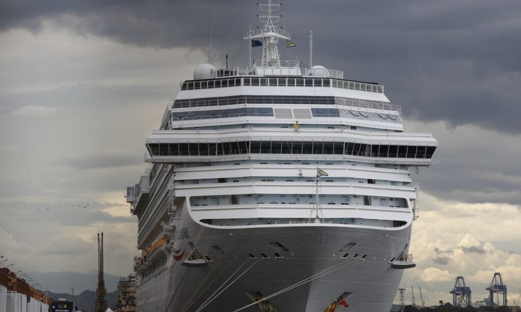 O navio de cruzeiros Costa Fascinosa aporta no Pier Mauá com casos de covid-19 entre tripulantes e passageiros, que desembarcam para cumprir quarentena na cidade.