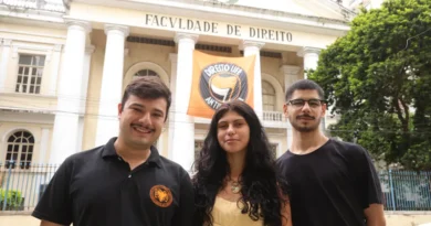 Rio de Janeiro (RJ), 29/10/2026 – Os estudantes de direito da Universidade Federal Fluminense (UFF), Simão Gabriel, Valentina Cruz e João Paulo Pimenta posam para fotografia em frente a universidade, no bairro do Ingá, em Niterói (RJ). Foto: Tomaz Silva/Agência Brasil
