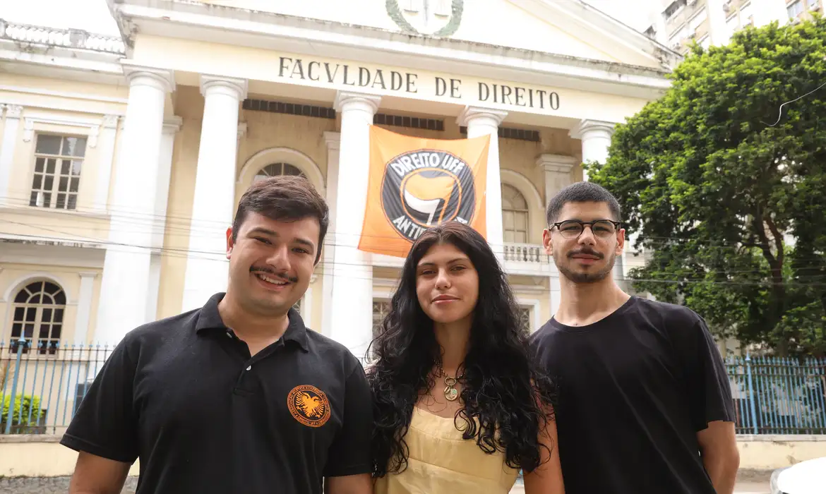 Rio de Janeiro (RJ), 29/10/2026 – Os estudantes de direito da Universidade Federal Fluminense (UFF), Simão Gabriel, Valentina Cruz e João Paulo Pimenta posam para fotografia em frente a universidade, no bairro do Ingá, em Niterói (RJ). Foto: Tomaz Silva/Agência Brasil