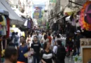 Pedestres nas ruas na tradicional área de compras do Saara, no centro do Rio de Janeiro