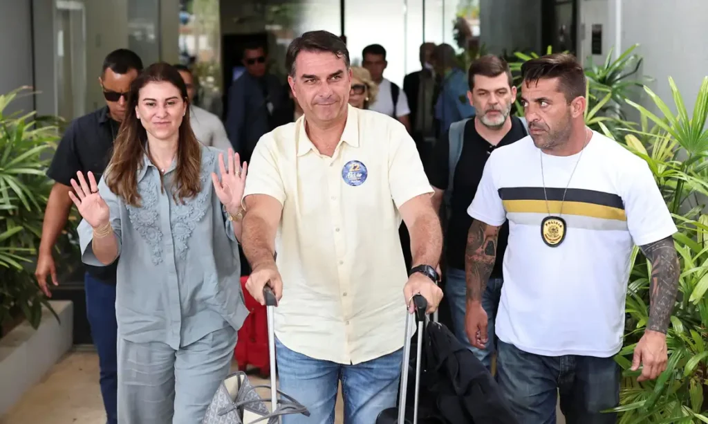 Brazil's presidential candidate Flavio Bolsonaro of the Liberal Party (PL) and his wife Fernanda Bolsonaro arrive in Brasilia during the presidential runoff election, Brazil October 25, 2026. REUTERS/Mateus Bonomi