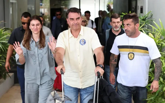 Brazil's presidential candidate Flavio Bolsonaro of the Liberal Party (PL) and his wife Fernanda Bolsonaro arrive in Brasilia during the presidential runoff election, Brazil October 25, 2026. REUTERS/Mateus Bonomi