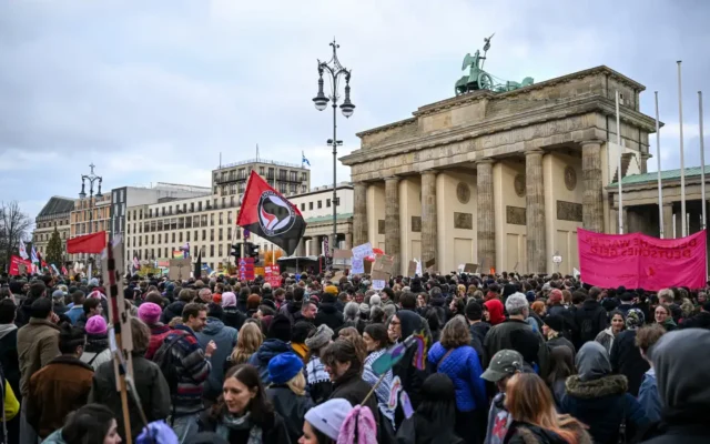 Pessoas se reúnem no Portão de Brandemburgo durante um protesto nacional organizado pelo grupo “Gen Z regelt”, em Berlim, em 31 de outubro de 2026. REUTERS/Annegret Hilse